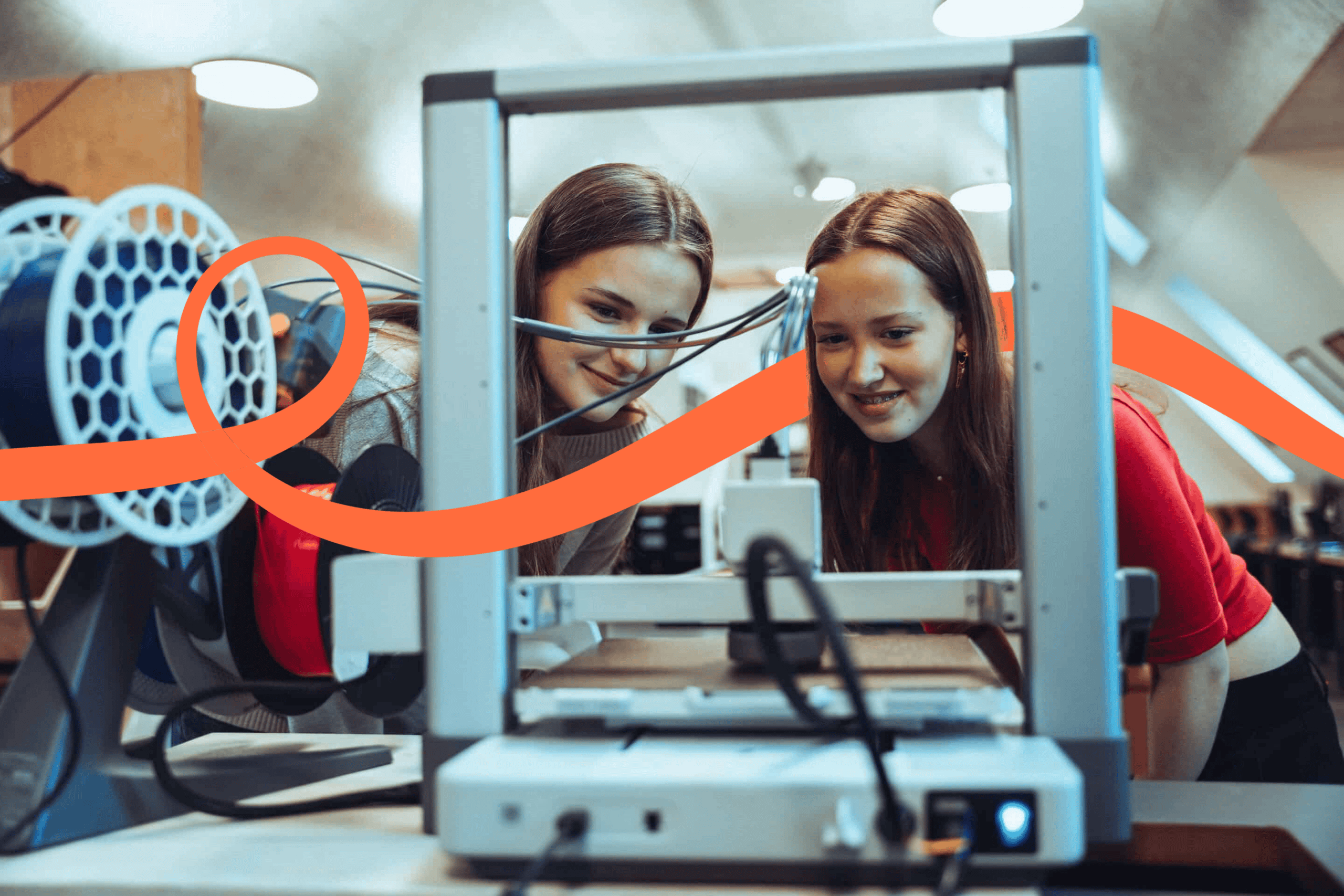 Piger der ser på 3D-maskine