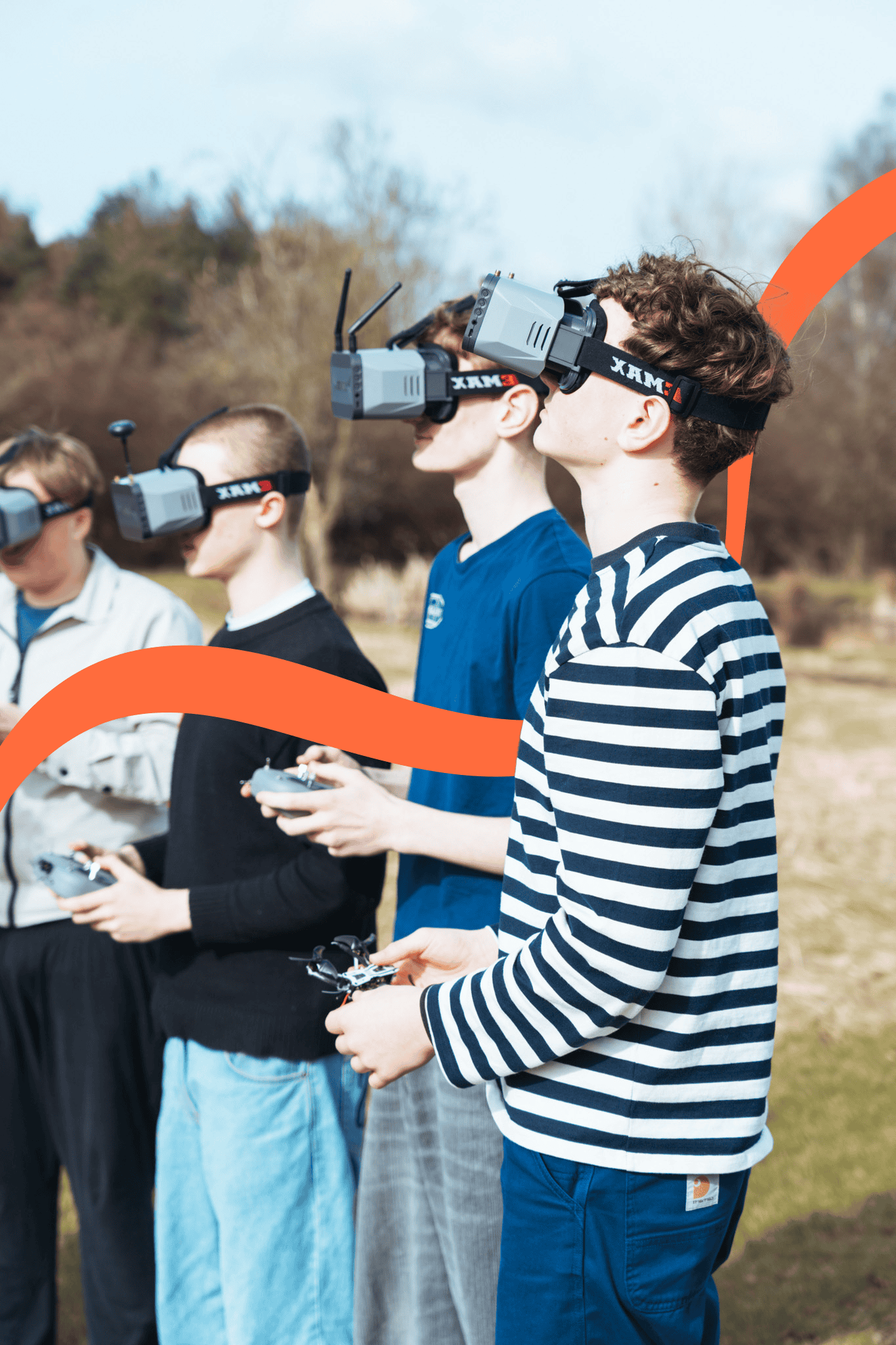 Efterskoleelever der bruger VR-headsets til læring og sjov med droner.